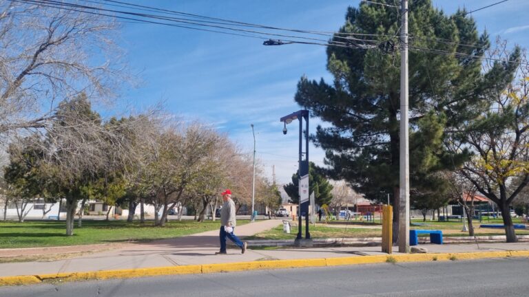 Si estás en peligro, solicita ayuda de policías o bomberos con los tótems de la DSPM