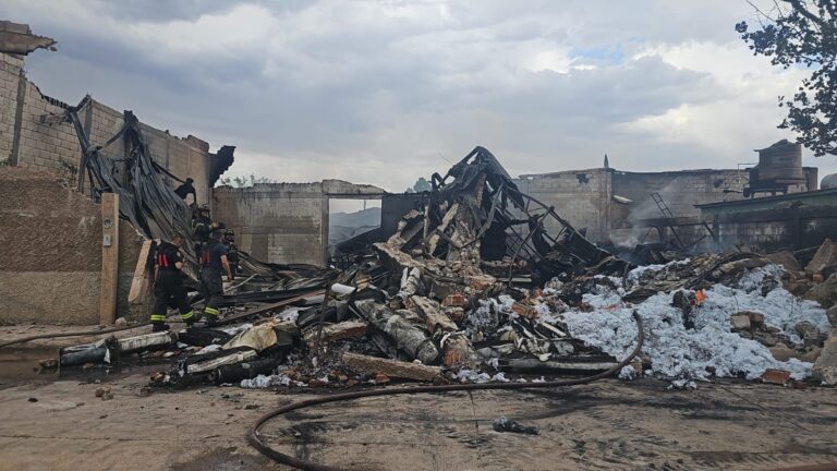 Sofocan bomberos incendio en bodega de la colonia 3 de Mayo