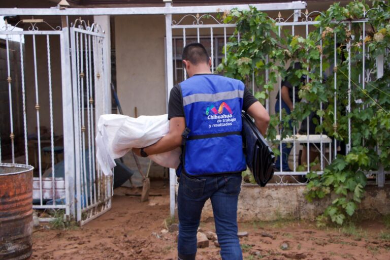 Ofrece Municipio tramos de hule para proteger viviendas por lluvias