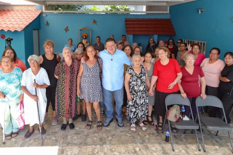 César Jáuregui escucha de primera mano las necesidades de vecinos de la colonia Zootecnia